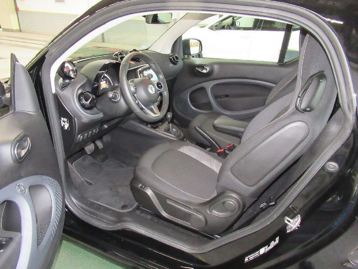 Photo 6 VIN: W1A4533911K433375 - SMART FORTWO COUPE (11.2014-&GT) 