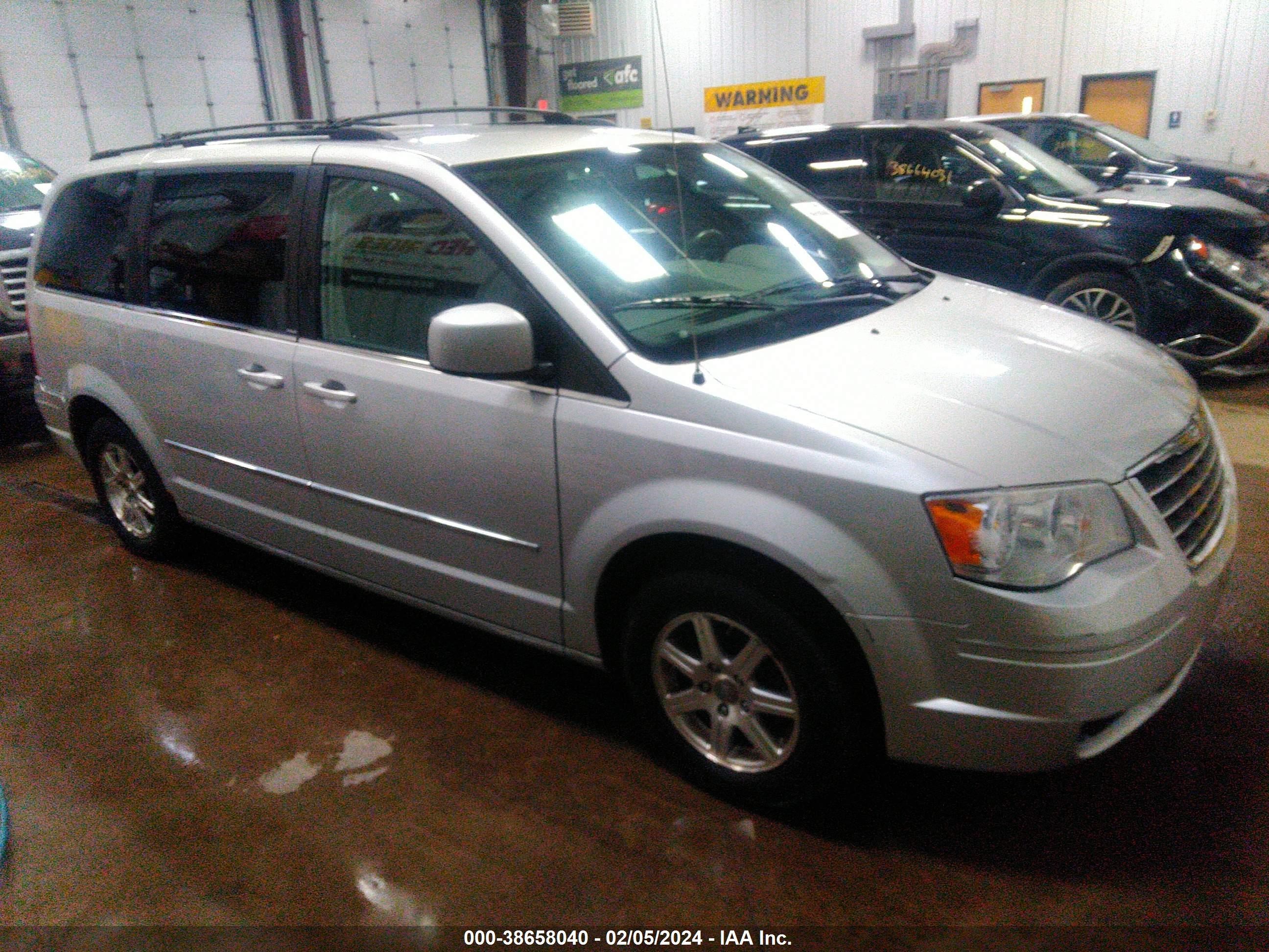 Photo 0 VIN: 2A8HR54109R630671 - CHRYSLER TOWN & COUNTRY 