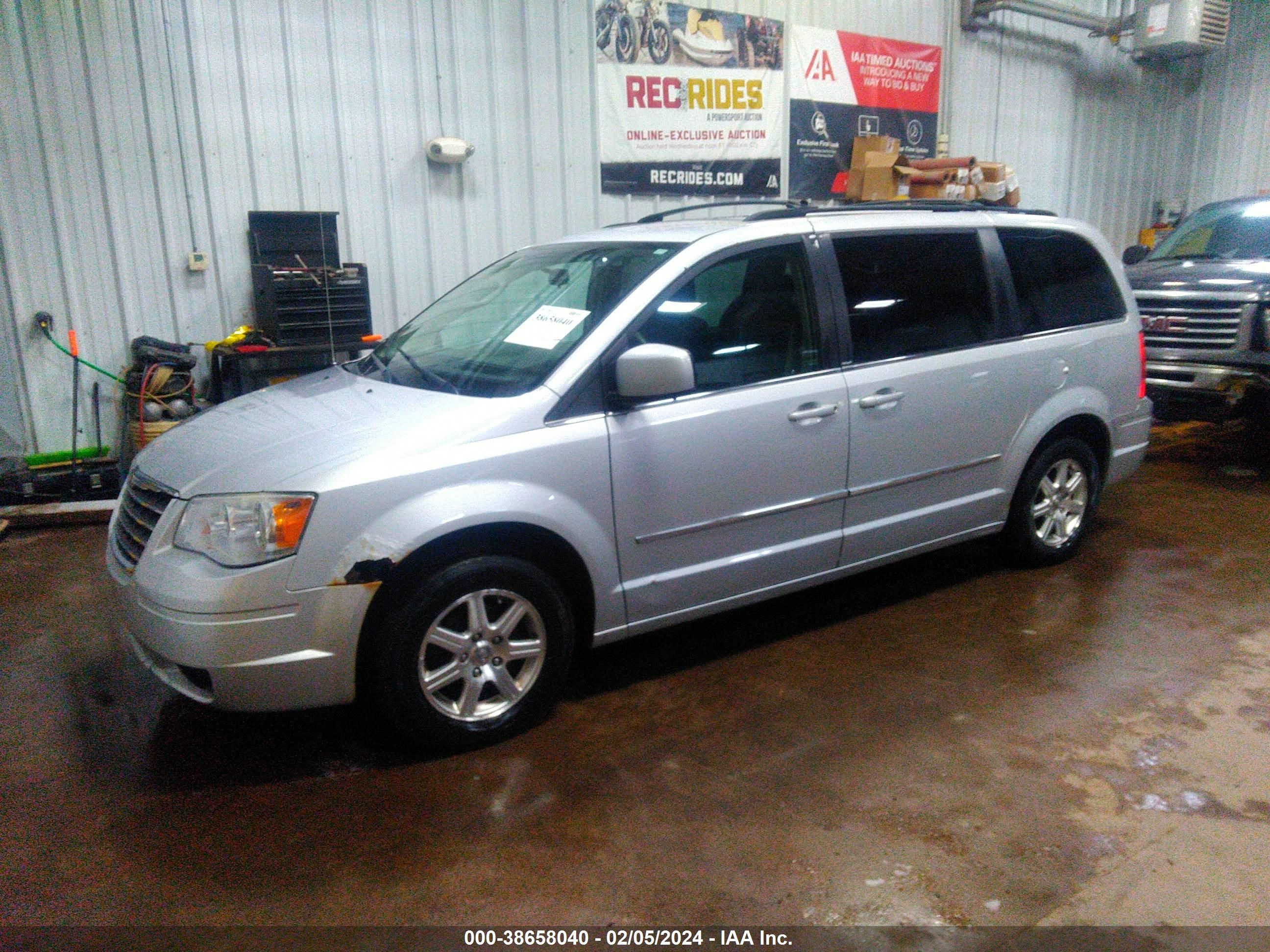 Photo 1 VIN: 2A8HR54109R630671 - CHRYSLER TOWN & COUNTRY 