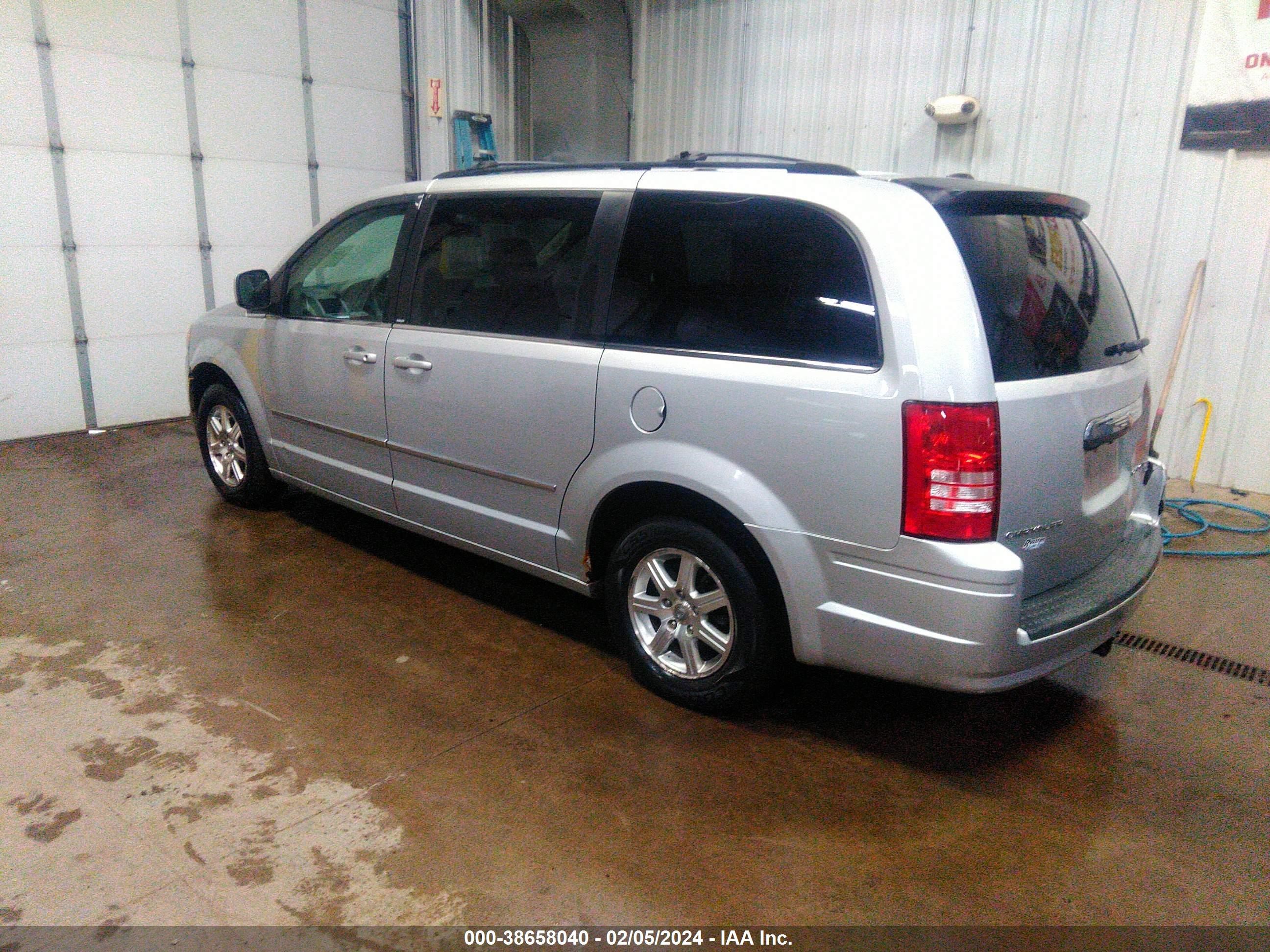 Photo 2 VIN: 2A8HR54109R630671 - CHRYSLER TOWN & COUNTRY 